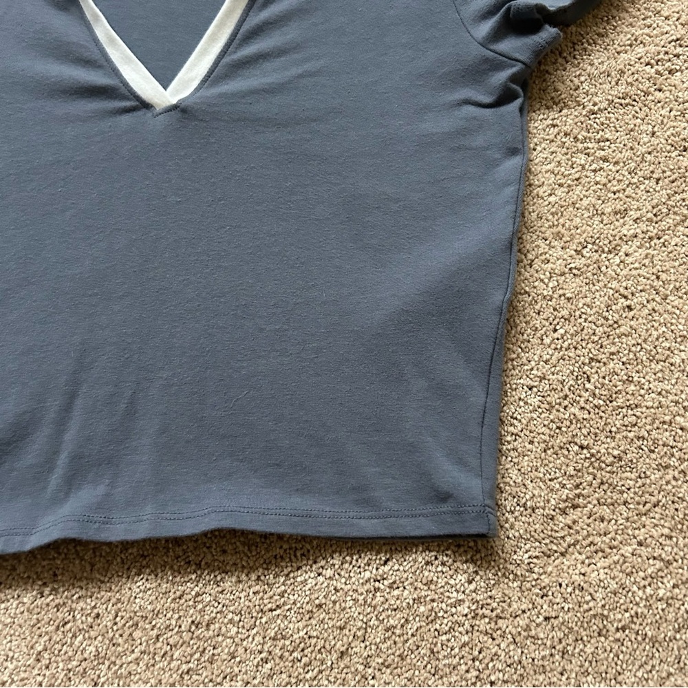 Hollister Small Collared V-Neck T-Shirt - Picture 4 of 7